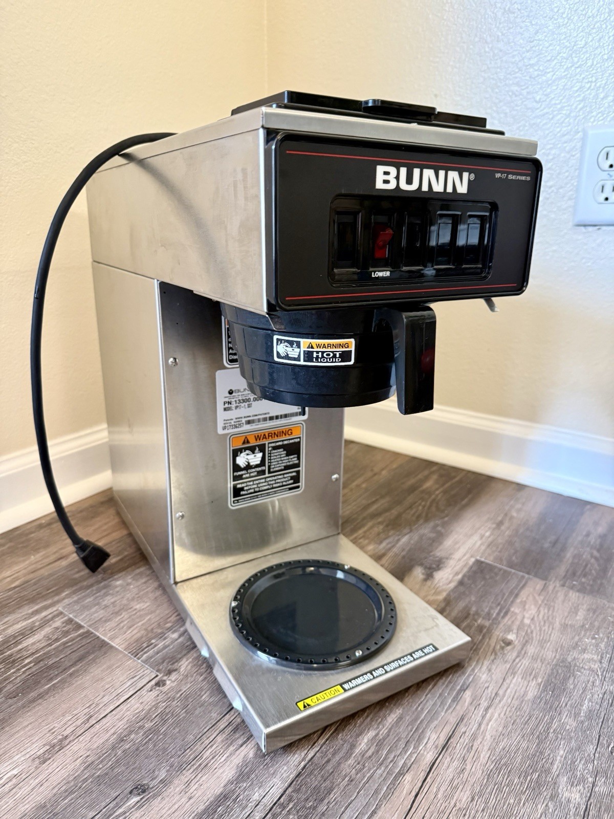 BUNN VP17-1 SST Decanter Pourover Coffee Brewer 1 Warmer Electric NSF/UL