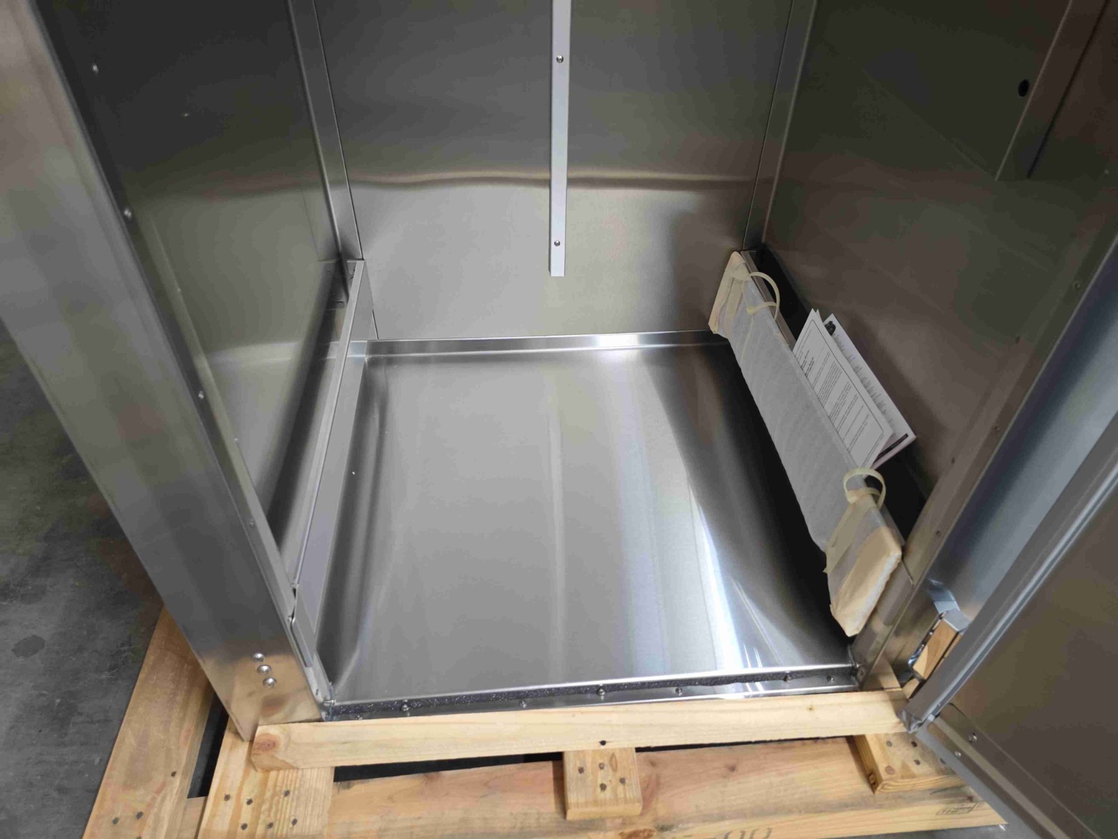 6492 New Old Stock Traulsen – Keg Cooler – 1-Door Cooler Roll In RRI132HUT-FHS