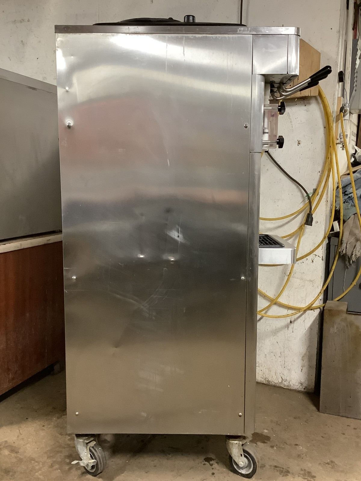 SOFT SERVE ICE CREAM/YOGURT MACHINE STOELTING F231 Water Cooled 1ph 208V Tested