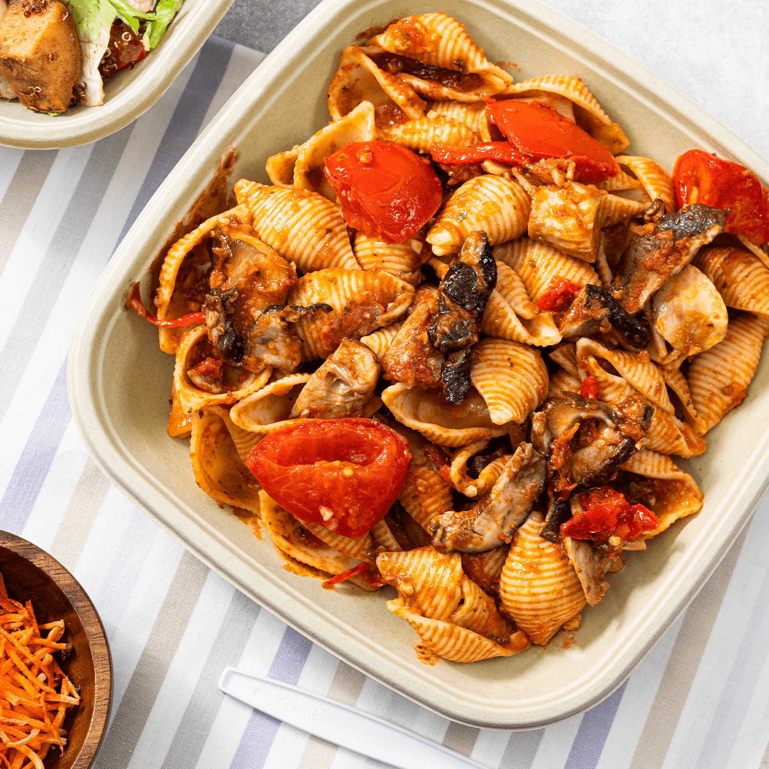 Karat Earth 24oz PFAS Free Bagasse Square Bowl, Natural – 300 pcs, KE-BBS24N-FF
