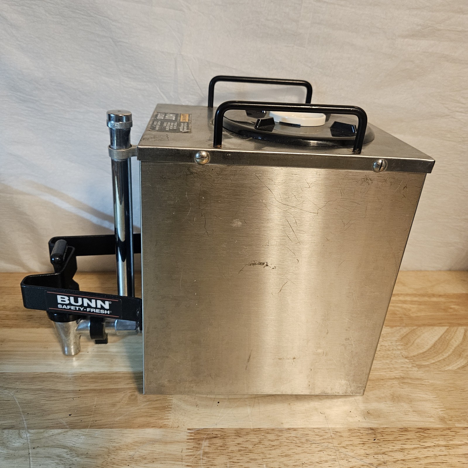 Bunn 1.5 Gal Satellite Coffee Servers w/RW1 Warmer Base 1.5 Gal Decaf & Regular