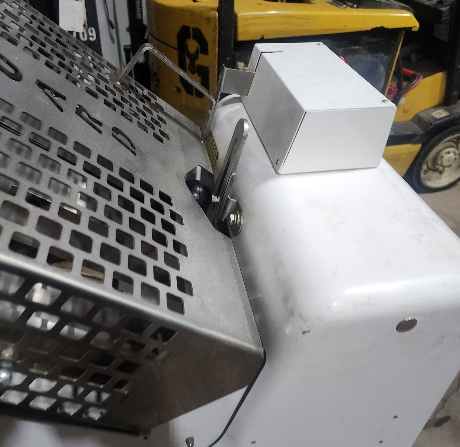 Oliver 797-32 1/2″ Bread Slicer with Pro Guard System
