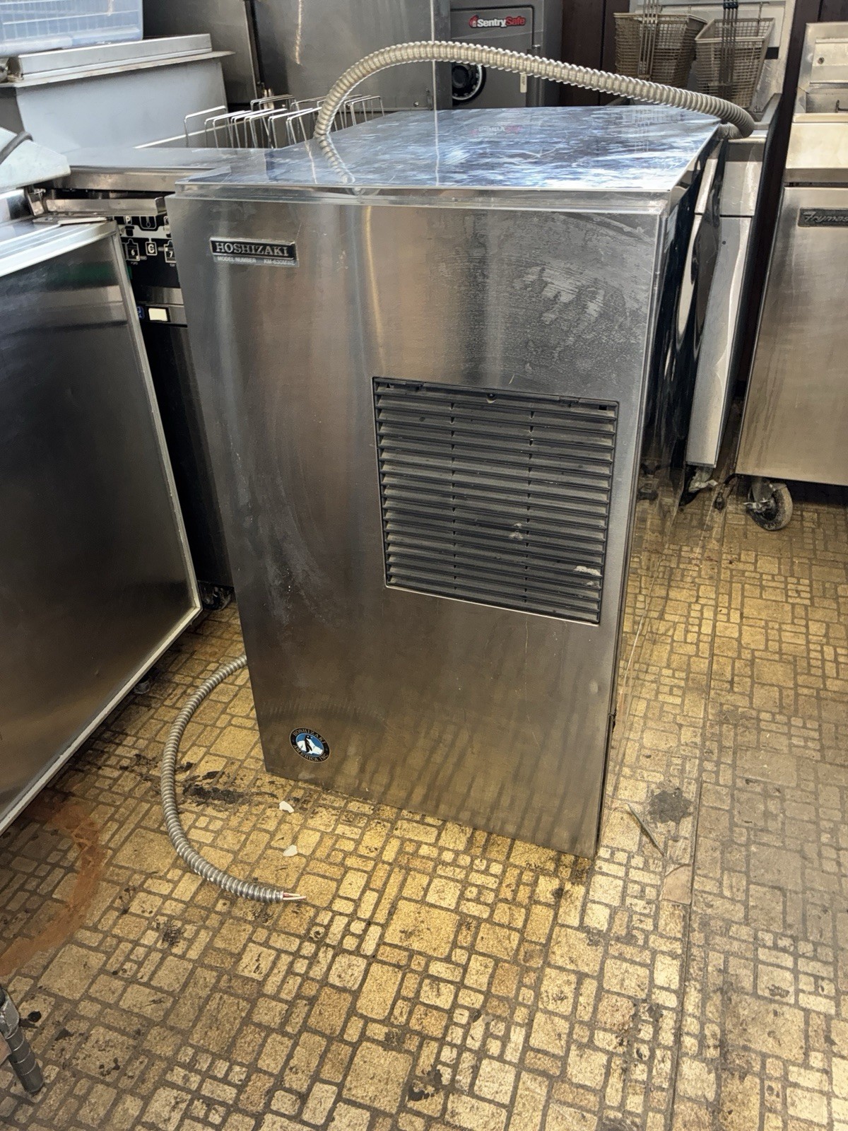 Hoshizaki 600 Lb. Ice Maker, 220v, 1 Ph, With Bin, Water Cooled, Immaculate!