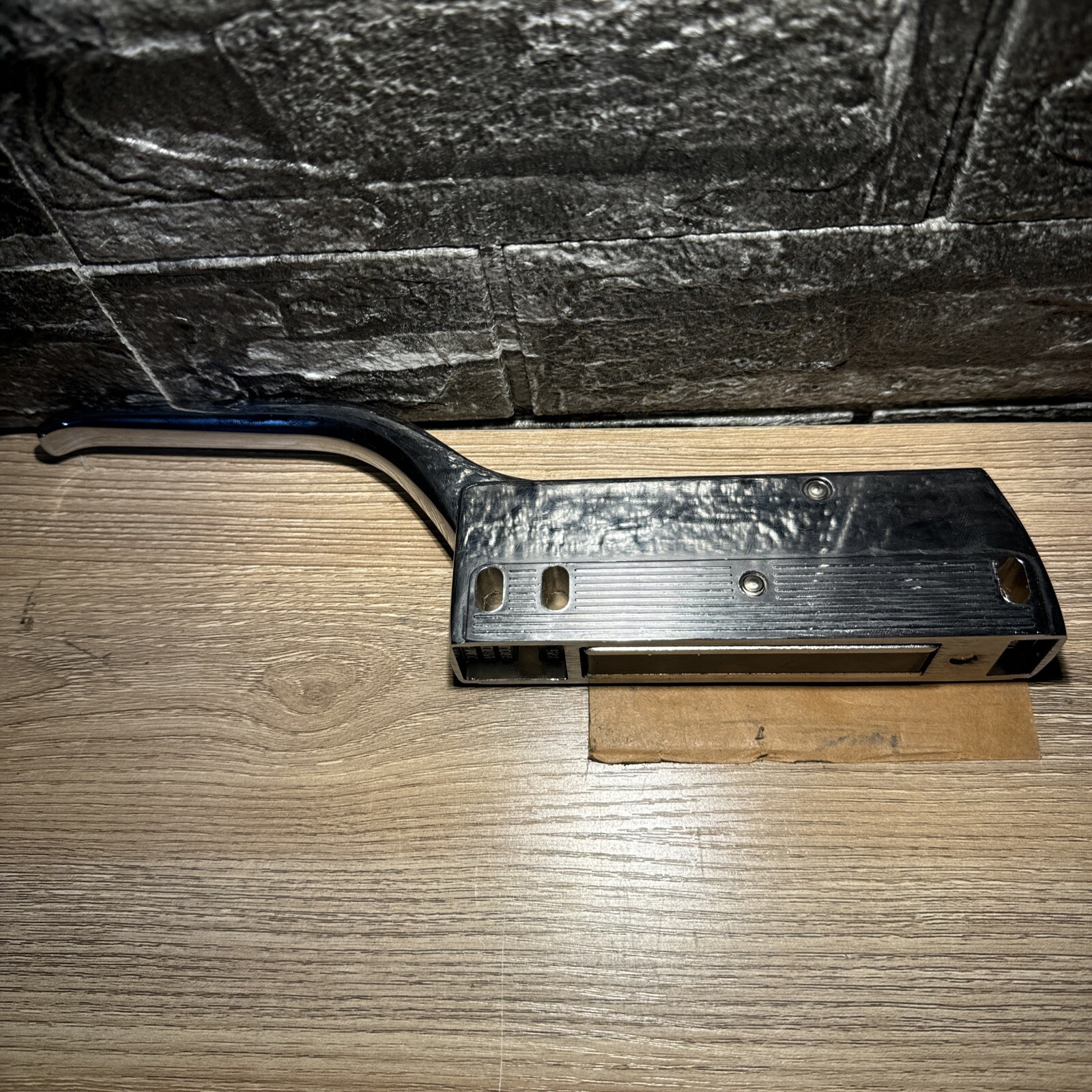 Component Hardware Group R25 Series Magnetic Latch w/ Offset Handle