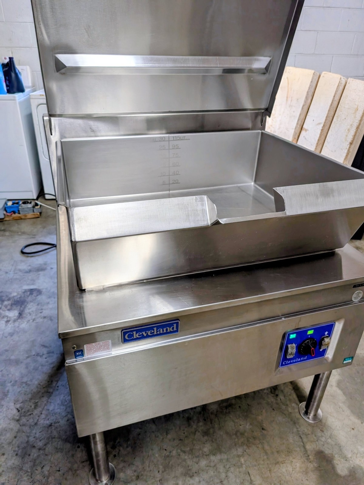 Cleveland SGL-30-TR Natural Gas 30 Gallon Tilt Skillet Braising Pan