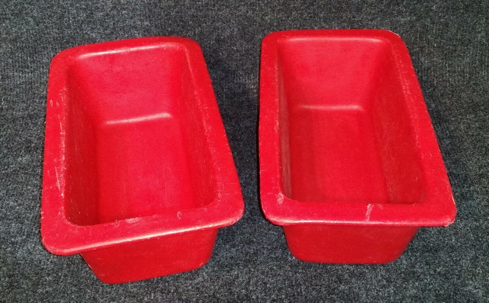 LOT OF 2 BUGAMBILIA «Q4/13» (TPUD44 ?) 2.4 QT RED RESIN COATED ALUMINUM PANS