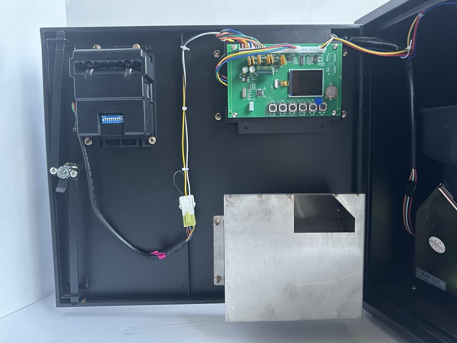 High Security Dollar To Quarter change machine fits 3000 quarters ($750)
