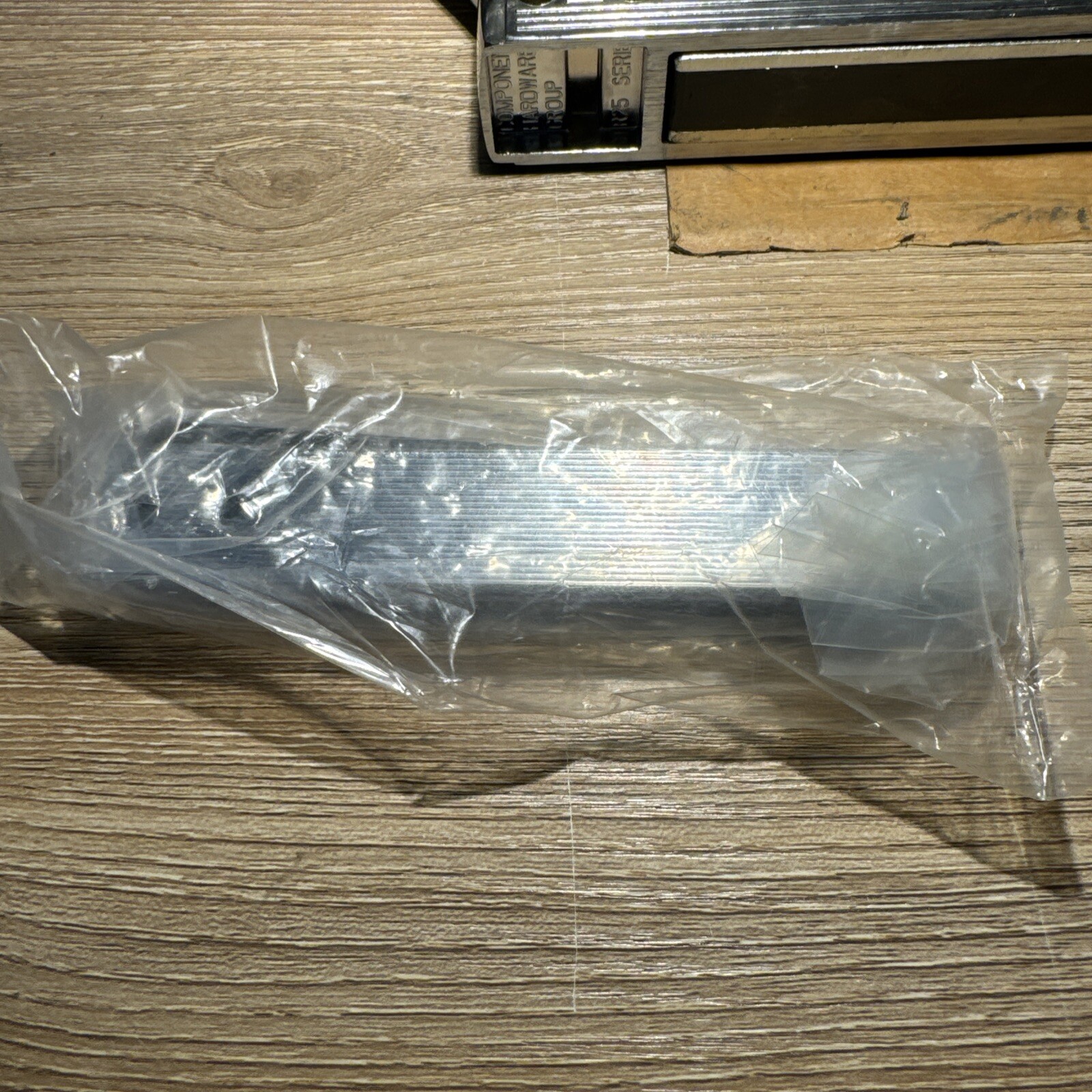 Component Hardware Group R25 Series Magnetic Latch w/ Offset Handle