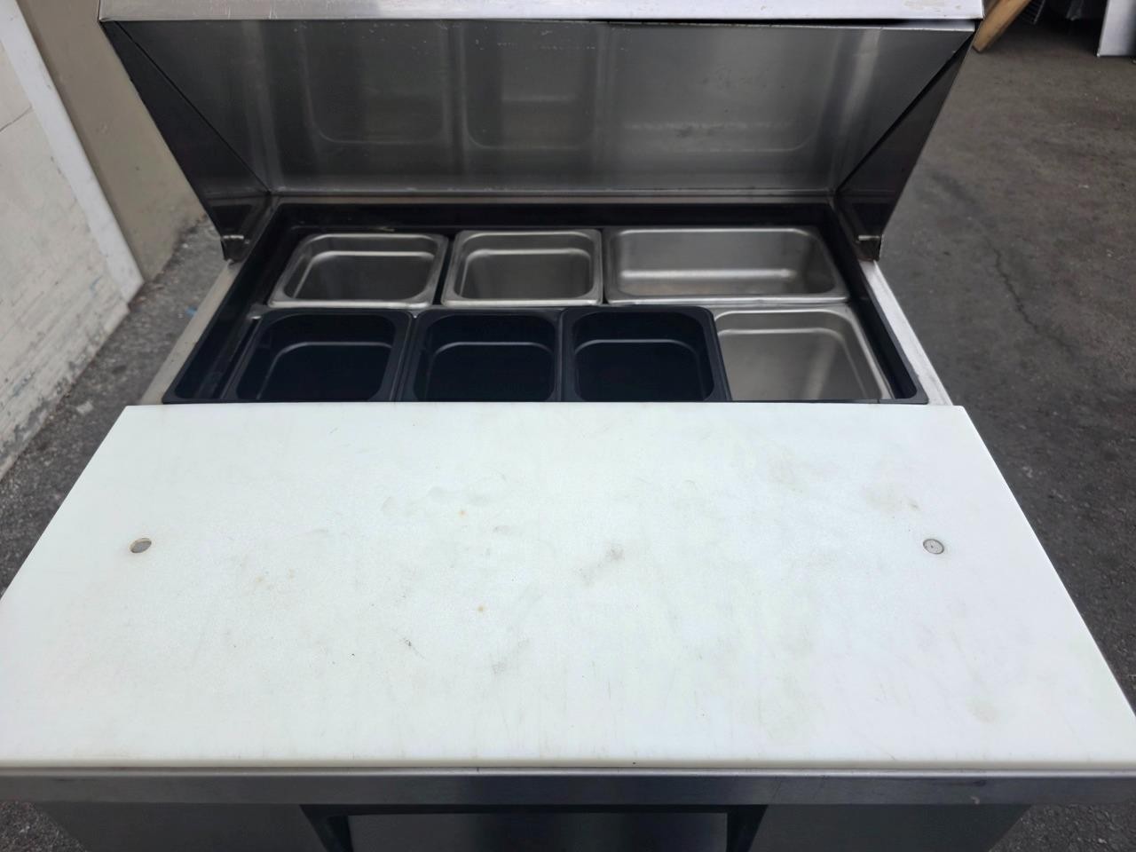 True TSSU-27-08-HC 27″ TSSU Series Sandwich/Salad Prep Table Refrigerated 115V