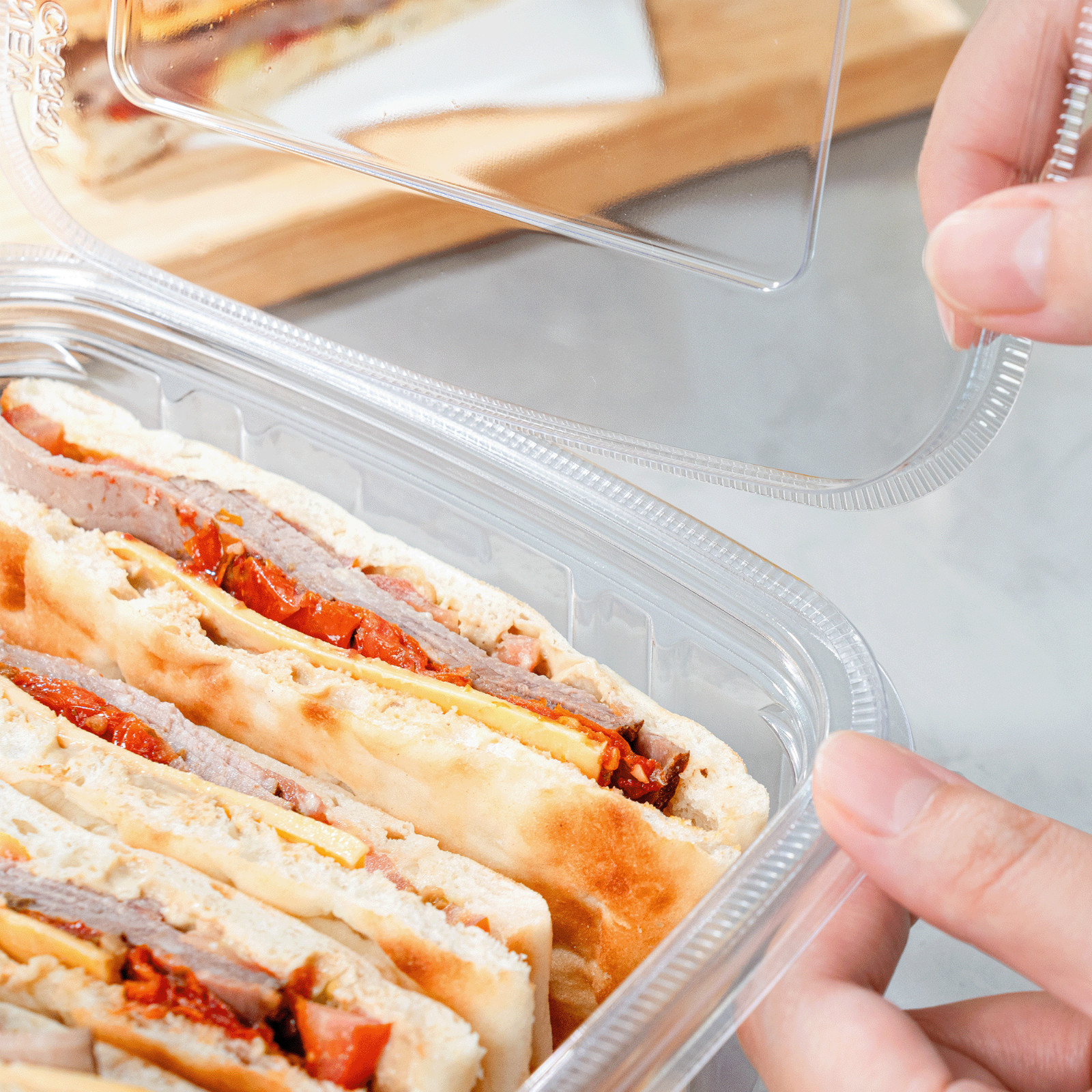 Karat 64oz PET Tamper Resistant Hinged Deli Container w/Flat Lid – 150pcs
