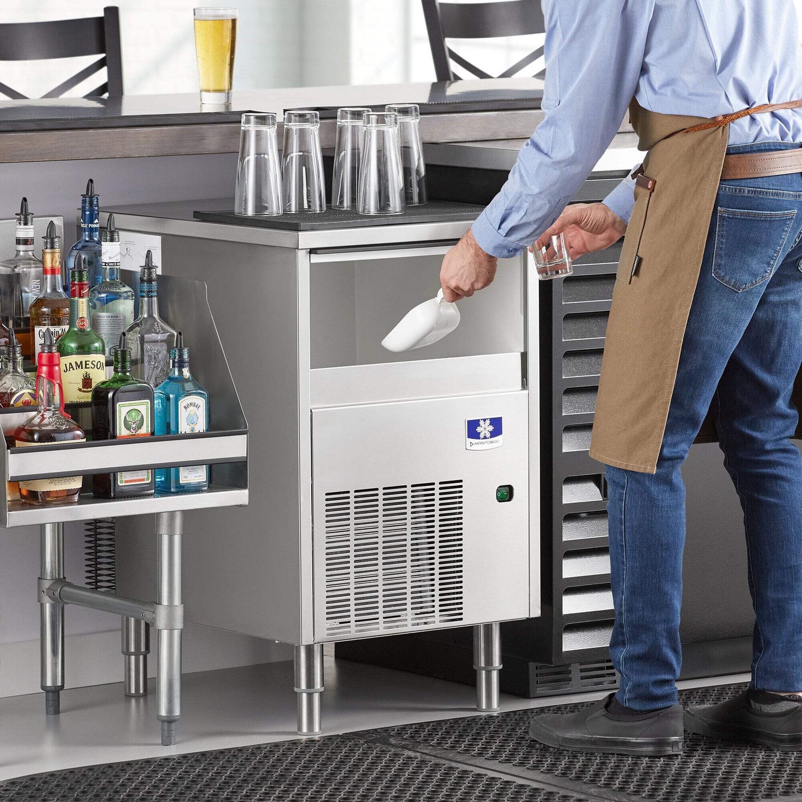 Manitowoc Ice 20″ Undercounter Air Cooled Nugget Ice Machine – 220 lb.