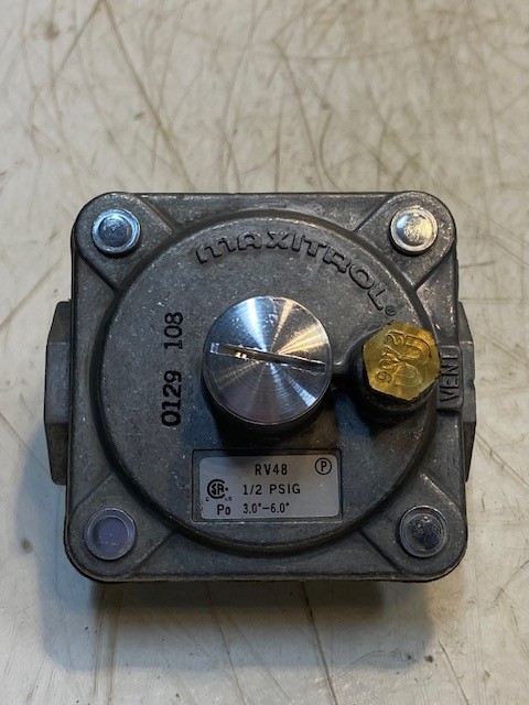 Maxitrol RV48 Poppet Style Gas Pressure Regulator 0129108 | 1/2 PSIG 3.0″ – 6.0″