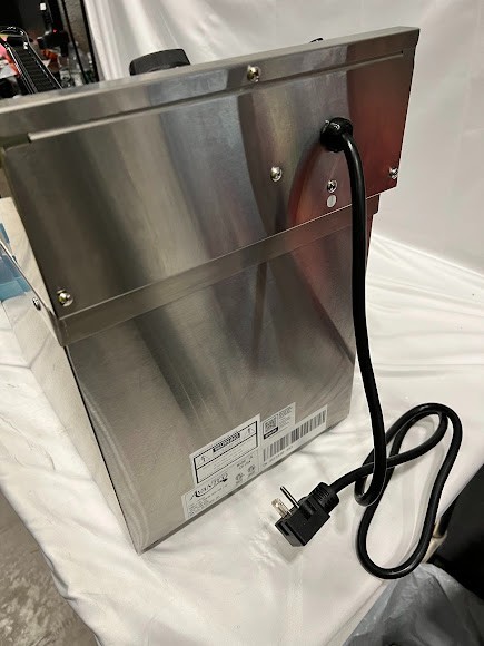 Avantco F200 15 lb. Medium-Duty Electric Countertop Fryer – 208-240V.
