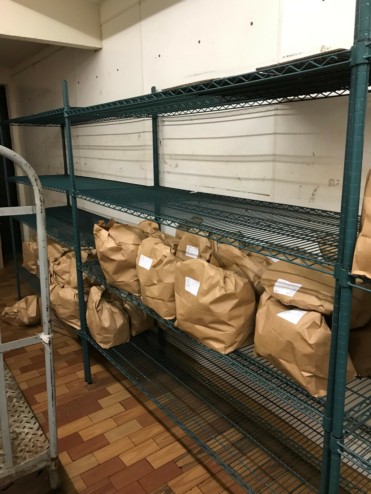Heavy Duty Moisture Rust Proof Metal Wire Walk In Cooler Shelf Rack Commercial