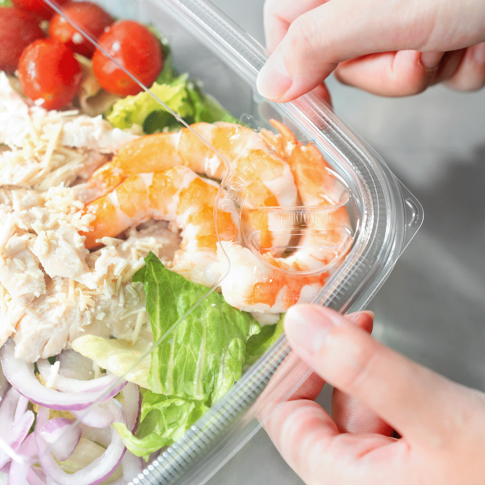 Karat 48oz PET Tamper Resistant Hinged Deli Container w/Flat Lid – 150pcs