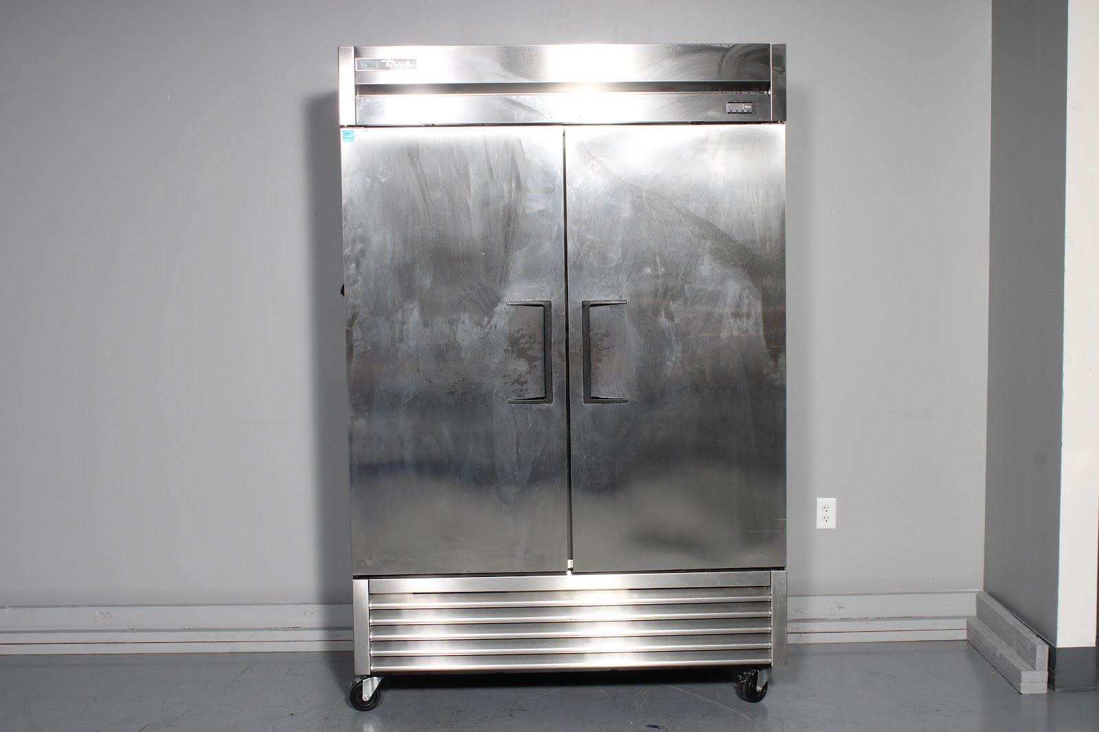 True T-49-HC Reach-In Solid Swing Door Refrigerator W/ 6x Shelves & Thermometer