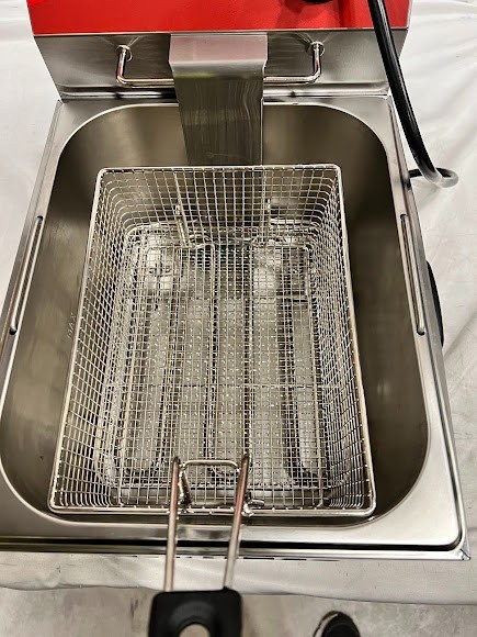 Avantco F100 10 lb. Electric Countertop Fryer – 120V, 1750W