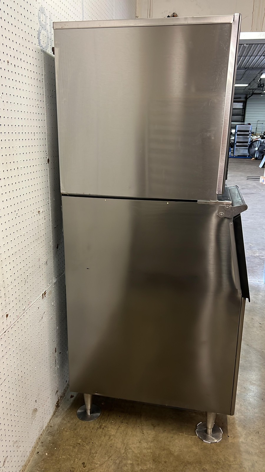 Used 22″ Hoshizaki F-801MWJ-C Water Cooled Nugget Ice Machine With 300lb Bin – 1