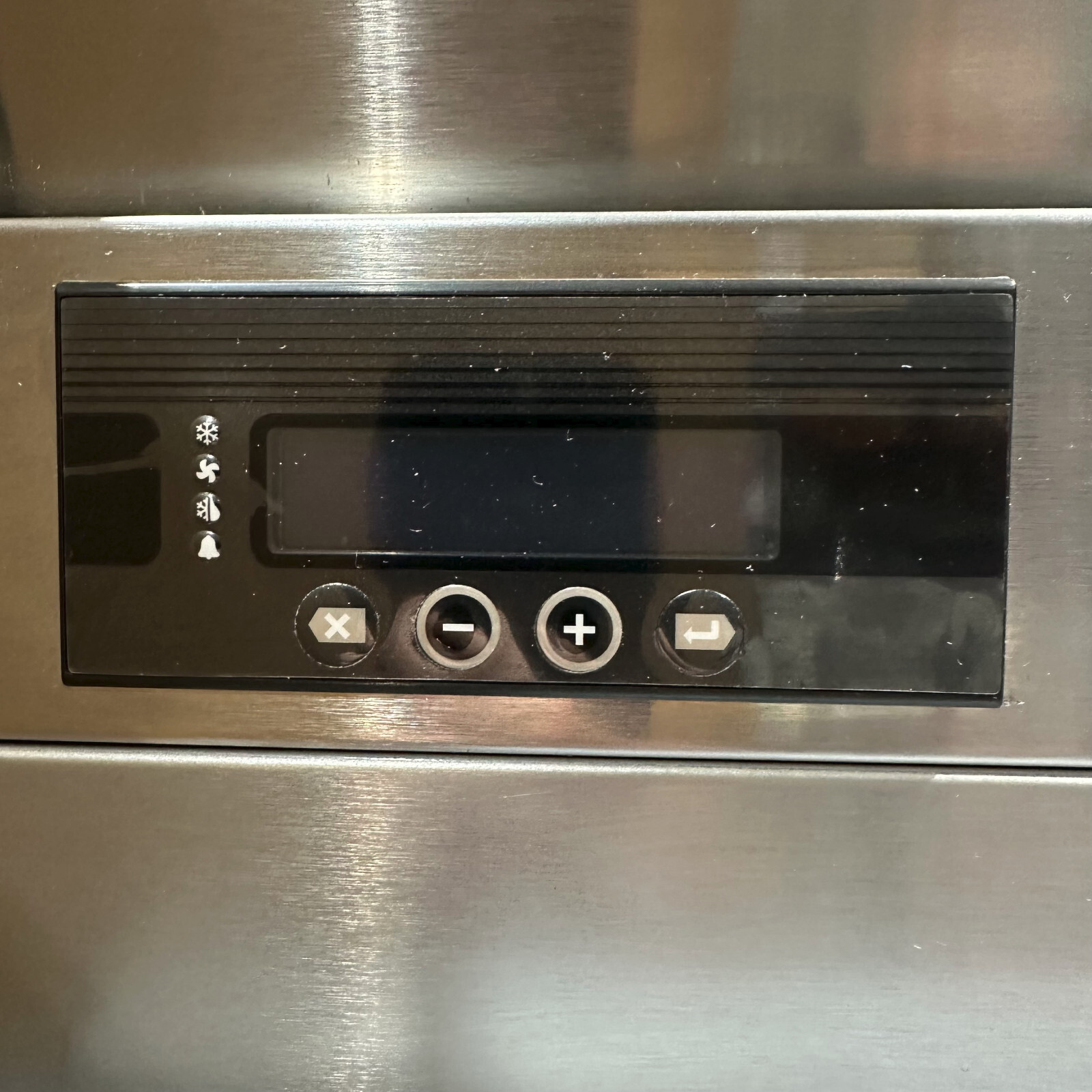 Traulsen ARI132LUT-FHS 36″ Solid Door Freestanding Roll In Refrigerator