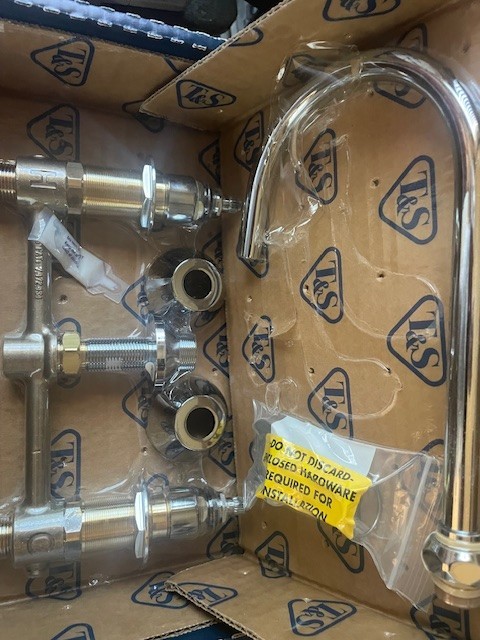 NEW T&S BRASS B-2866-05FC15 CONCELAED WIDESPREAD FAUCET 8″ Please look at handle