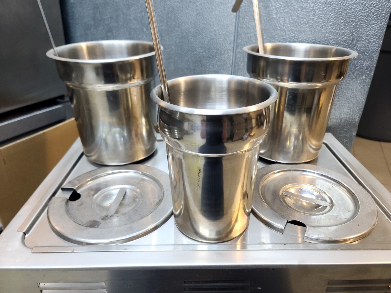Full Size Food Warmer Lightly Used with 3 Containers And 3 Ladles
