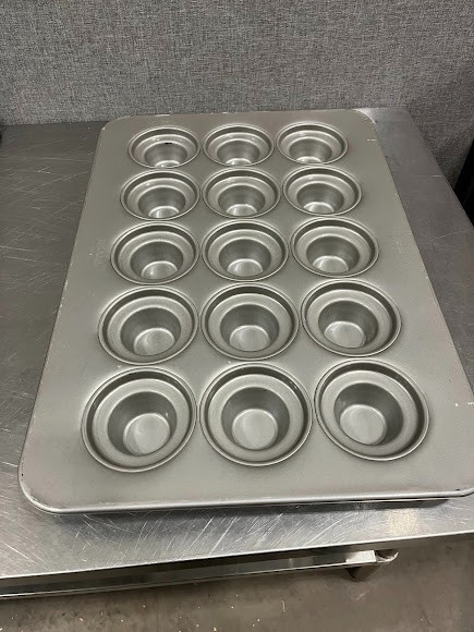 Chicago Metallic 15 Cup 7.5 oz. Glazed Aluminized Steel Jumbo Crown Muffin Pan