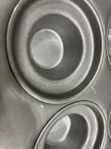 Chicago Metallic 15 Cup 7.5 oz. Glazed Aluminized Steel Jumbo Crown Muffin Pan