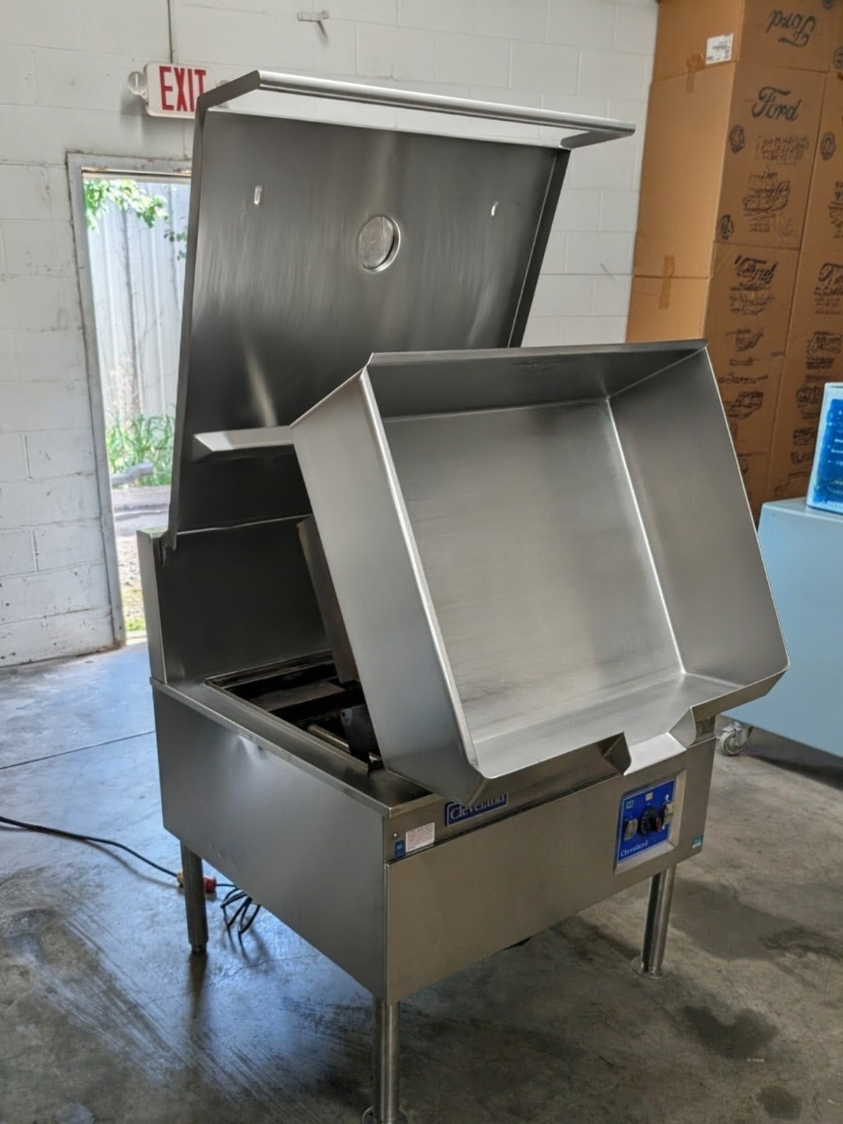 Cleveland SGL-30-TR Natural Gas 30 Gallon Tilt Skillet Braising Pan