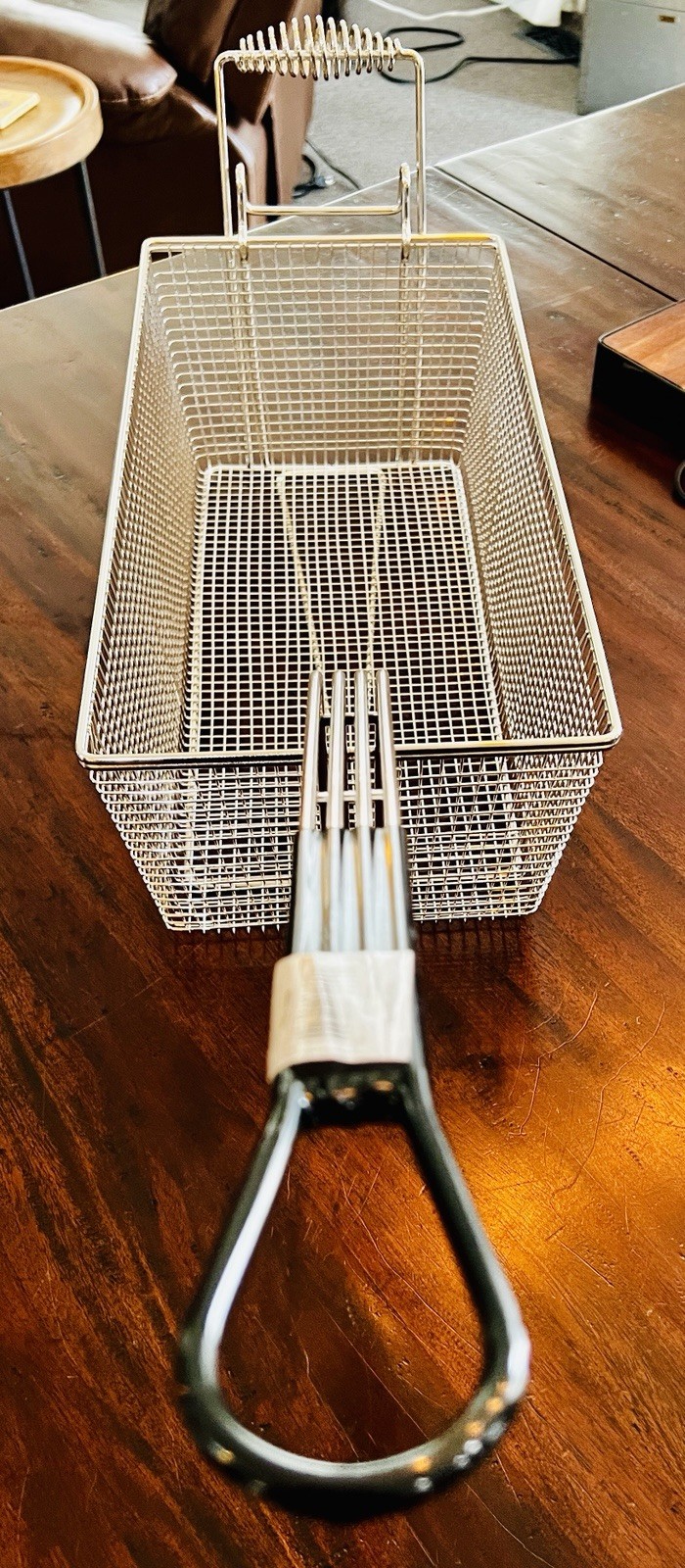 Commercial Grade 17″ × 9″ x 6″ Fry / Fryer Basket with Silicone Handle (NEW)