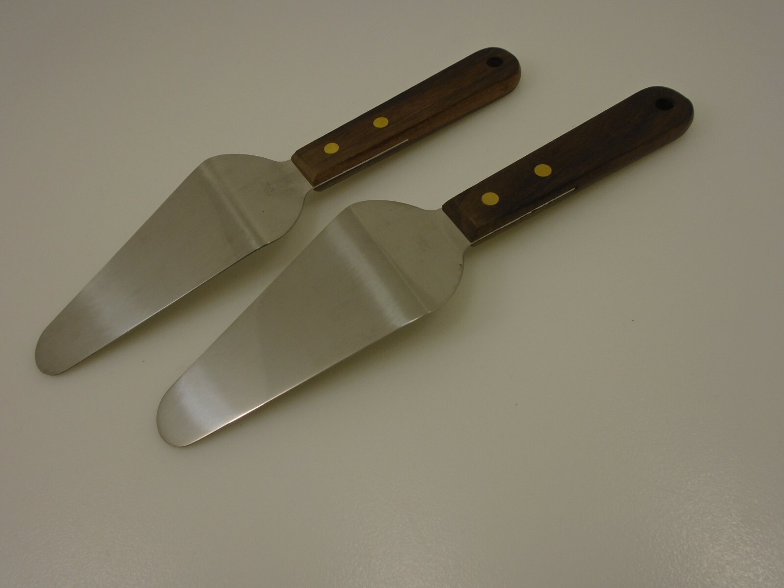 Dexter Basics ValuPlus Setof (2) 4in Pie Cake Servers Diner Style Walnut Handles