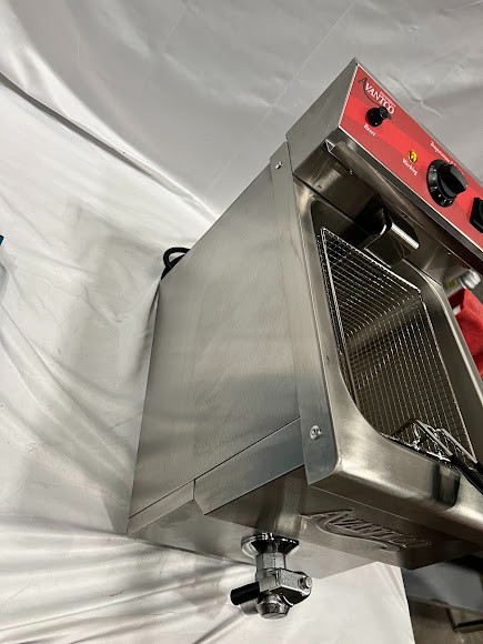 Avantco F200 15 lb. Medium-Duty Electric Countertop Fryer – 208-240V.