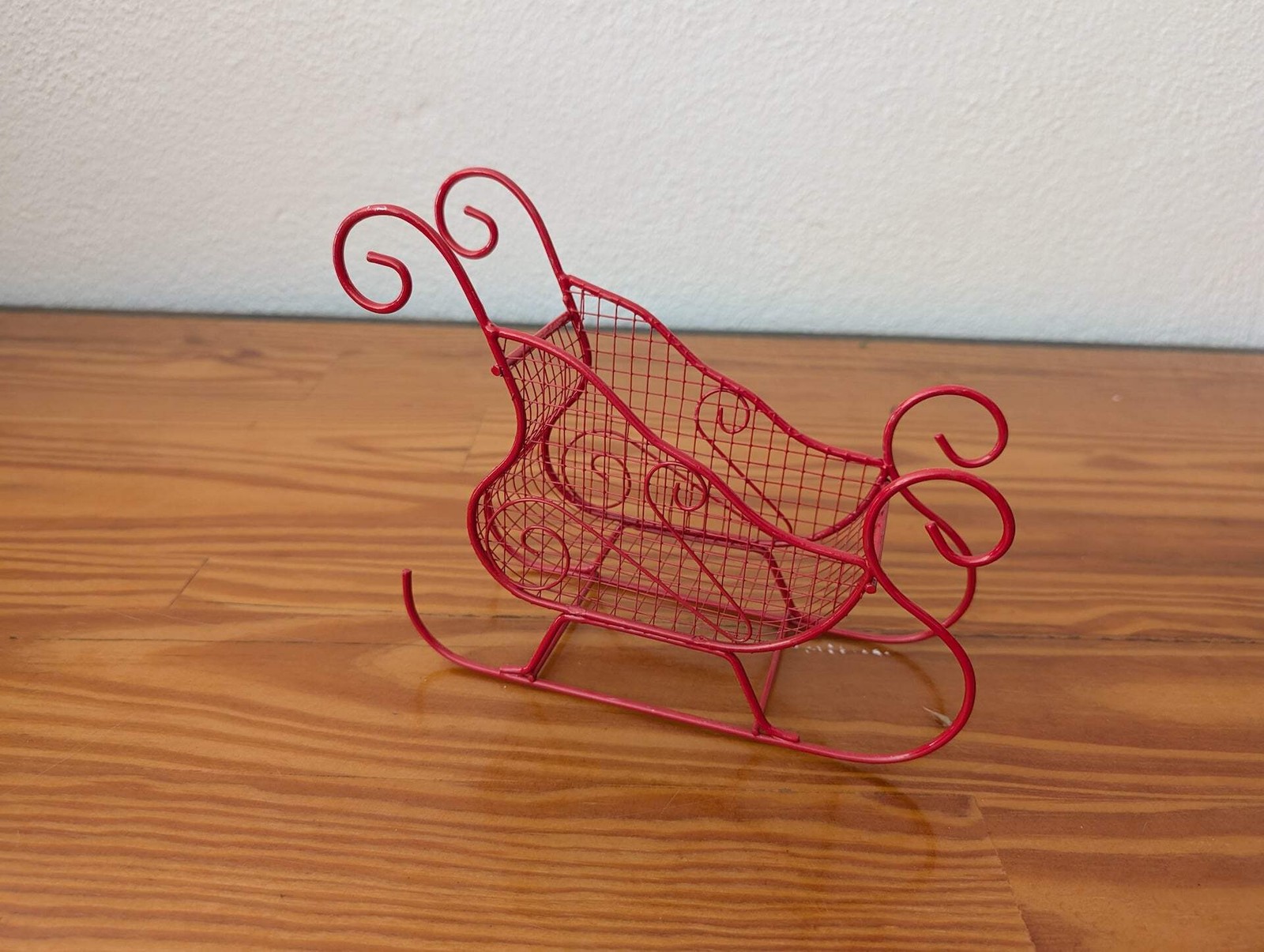 Wire Frame Sleigh from Unknown – Holiday Decor (Metal Tabletop Decor / Candy Dis