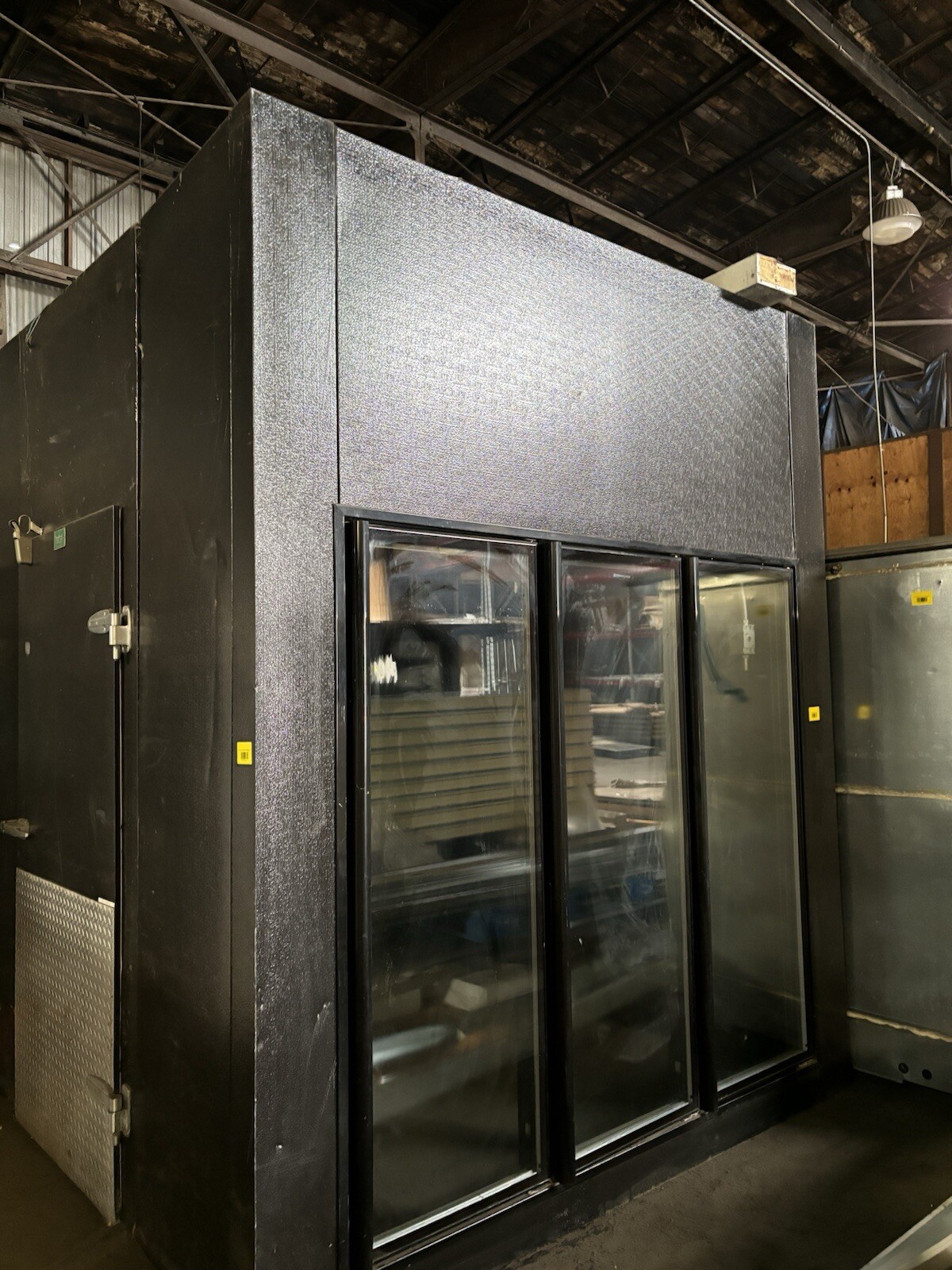 Used walk in cooler 3-glass display doors with new refrigeration system – A00563
