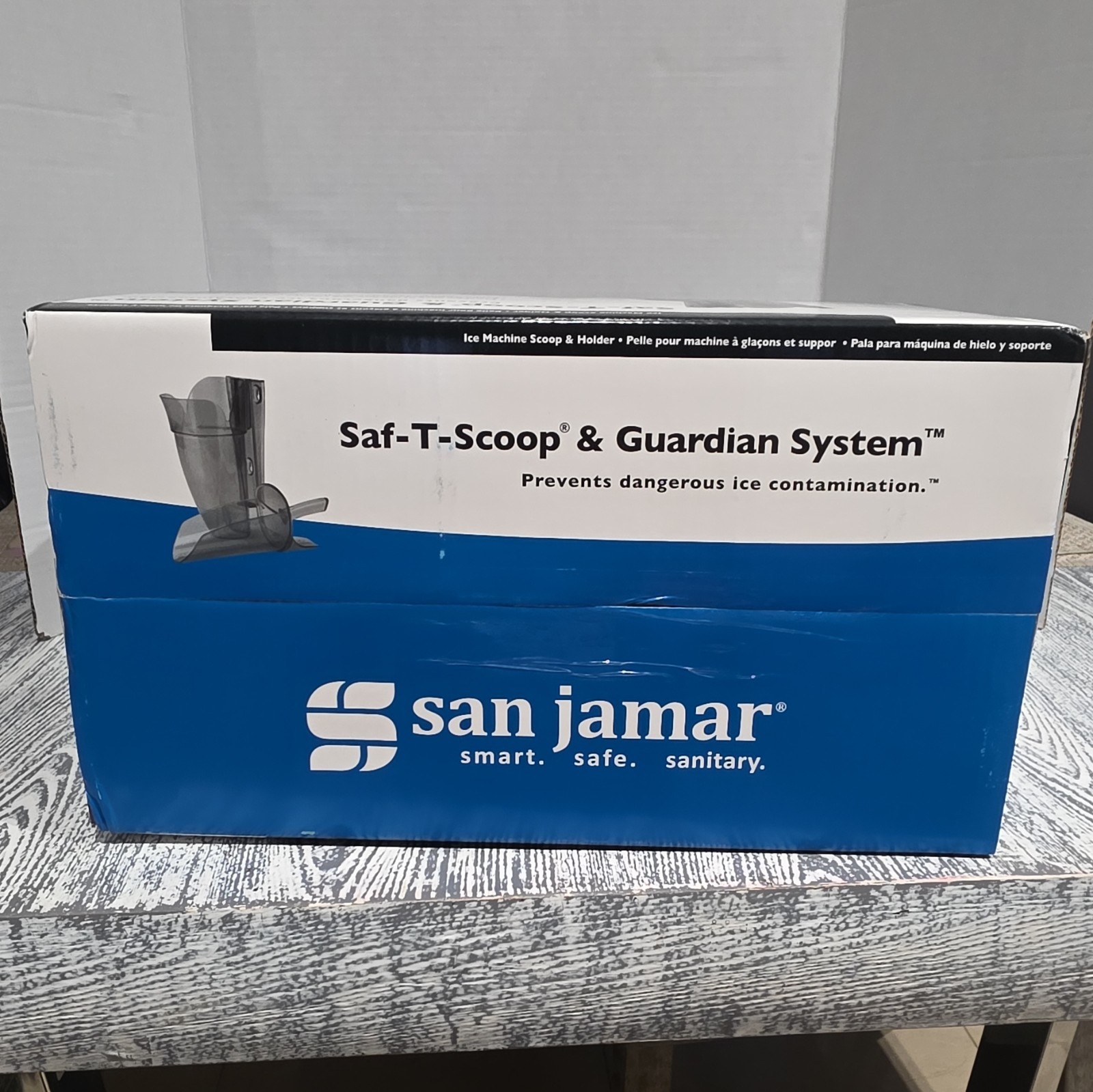 San Jamar Saf-T-Scoop & Guardian System SI9000 64-86 oz Ice Scoop & Holder