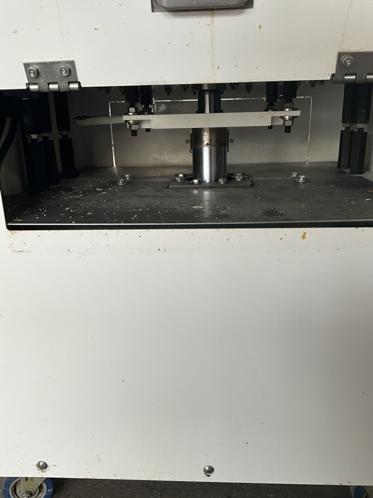 Oliver 24 portion dough divider hydraulic model 619-24RA pocket divider A