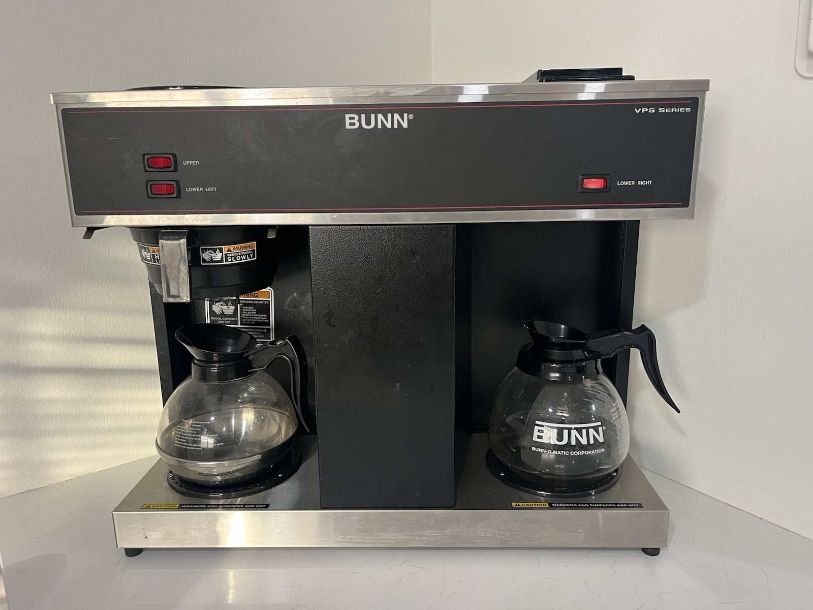 BUNN VPS BLK-LTD SW. 120V Decanter Pourover Coffee Brewer, 3 Warmers