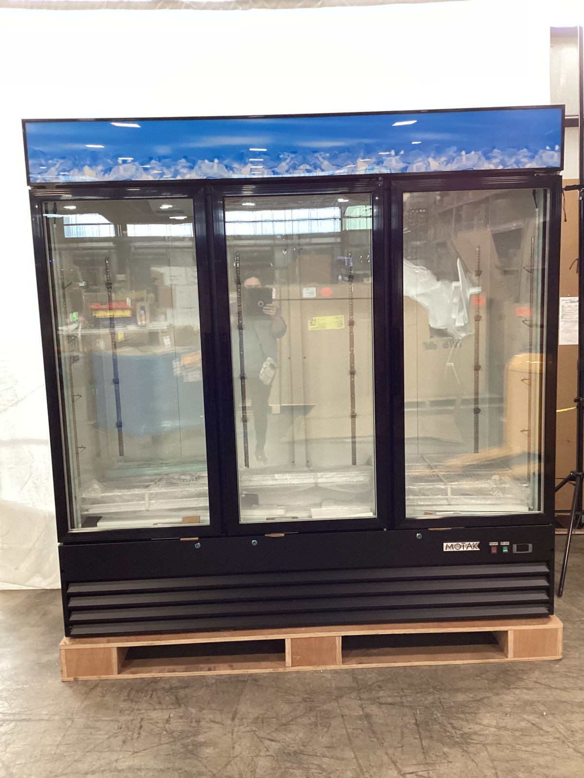 |4924| MoTak MGD-3DR-80-X 78 3/8″ Three Section Glass Door Merchandiser – (2) Le
