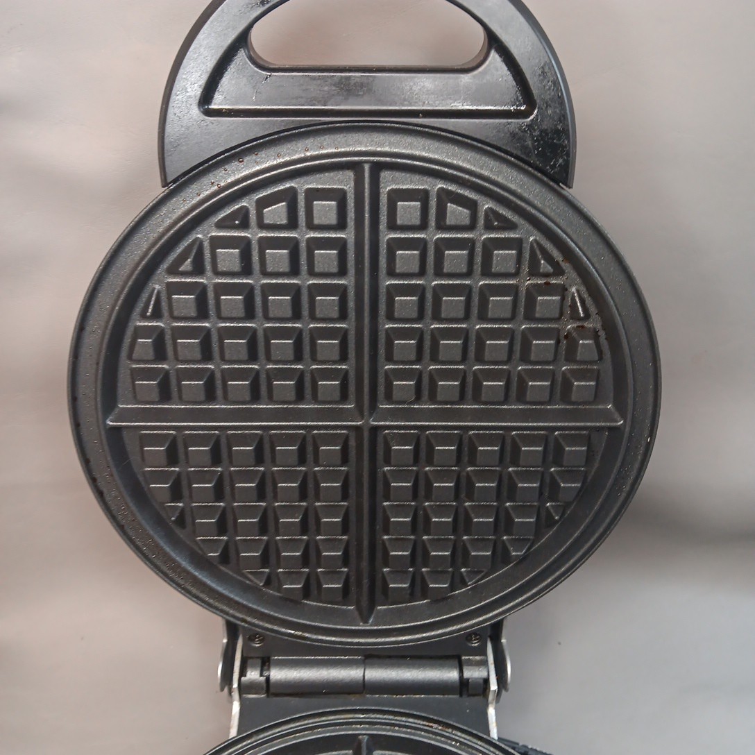 Carbon’s Golden Malted Heavy Duty Professional Gourmet Waffle Baker Maker