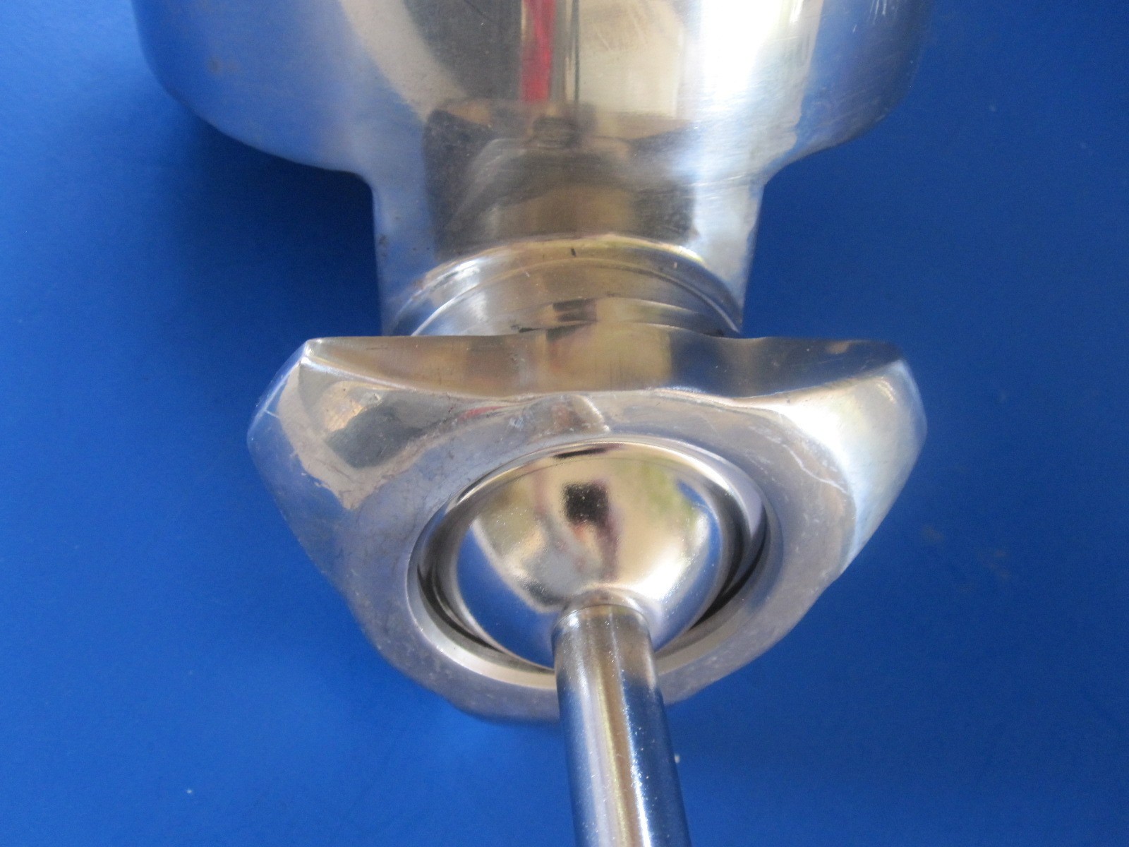 Closing ring for manual sausage stuffer. Fits many 3,5,7, 11, 15 lb . SEE DESC