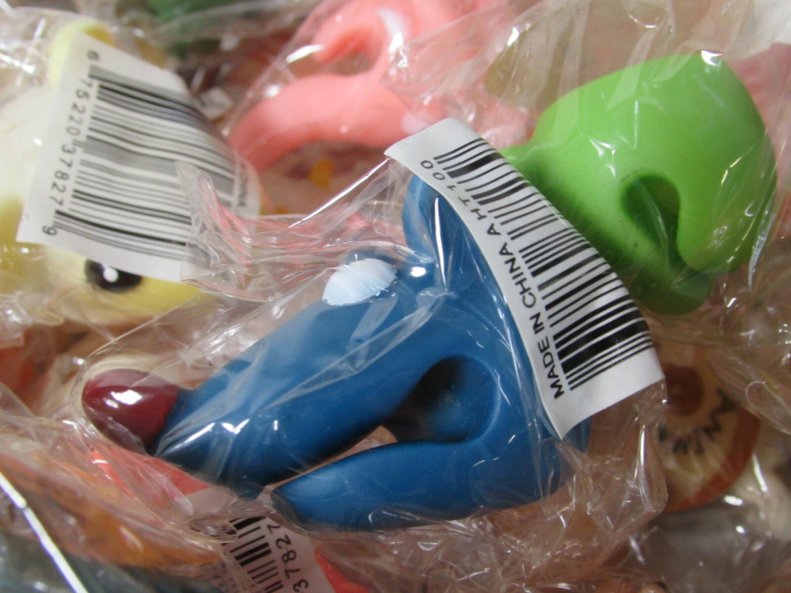 ANIMOLDS 200 TOYS BULK LOT MIX PARTY FAVOR SUCTION CUP ANIMALS FACES GIFTS