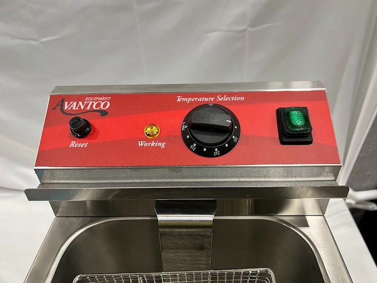 Avantco F200 15 lb. Medium-Duty Electric Countertop Fryer – 208-240V.