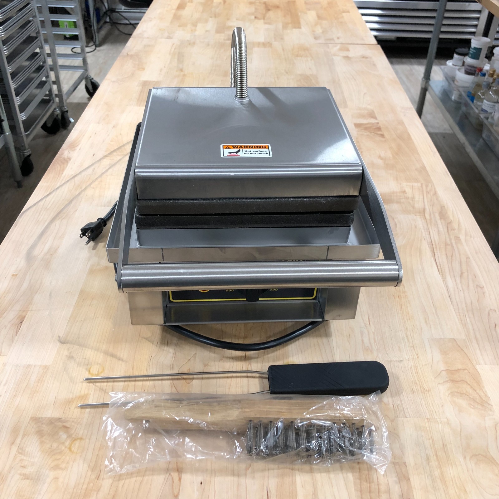 Equipex GES10/1 Single Brussels Waffle Baker w/ Cast Iron Grids, 1750W