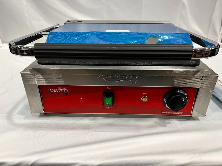 Avantco PG200S Commercial Panini Sandwich Grill with Smooth Plates – 120V, 1750W