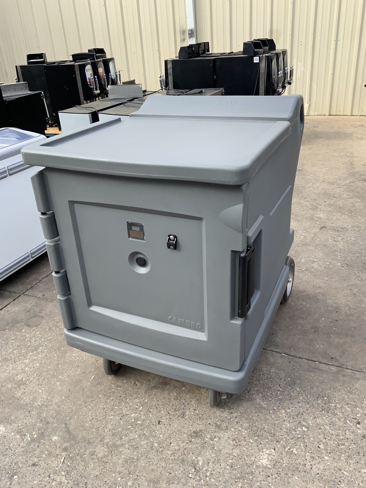 Cambro CMBHC1826LF 191 Hot/Cold Electric Cart Low Profile Food Carrier Catering