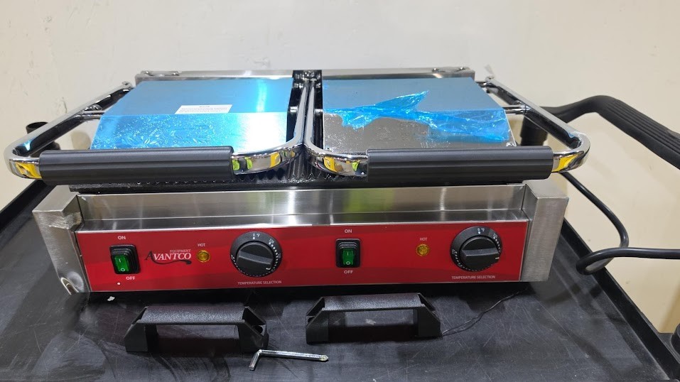 Avantco PG400 Commercial Dual Panini Sandwich Grill with Grooved Plates – 120V
