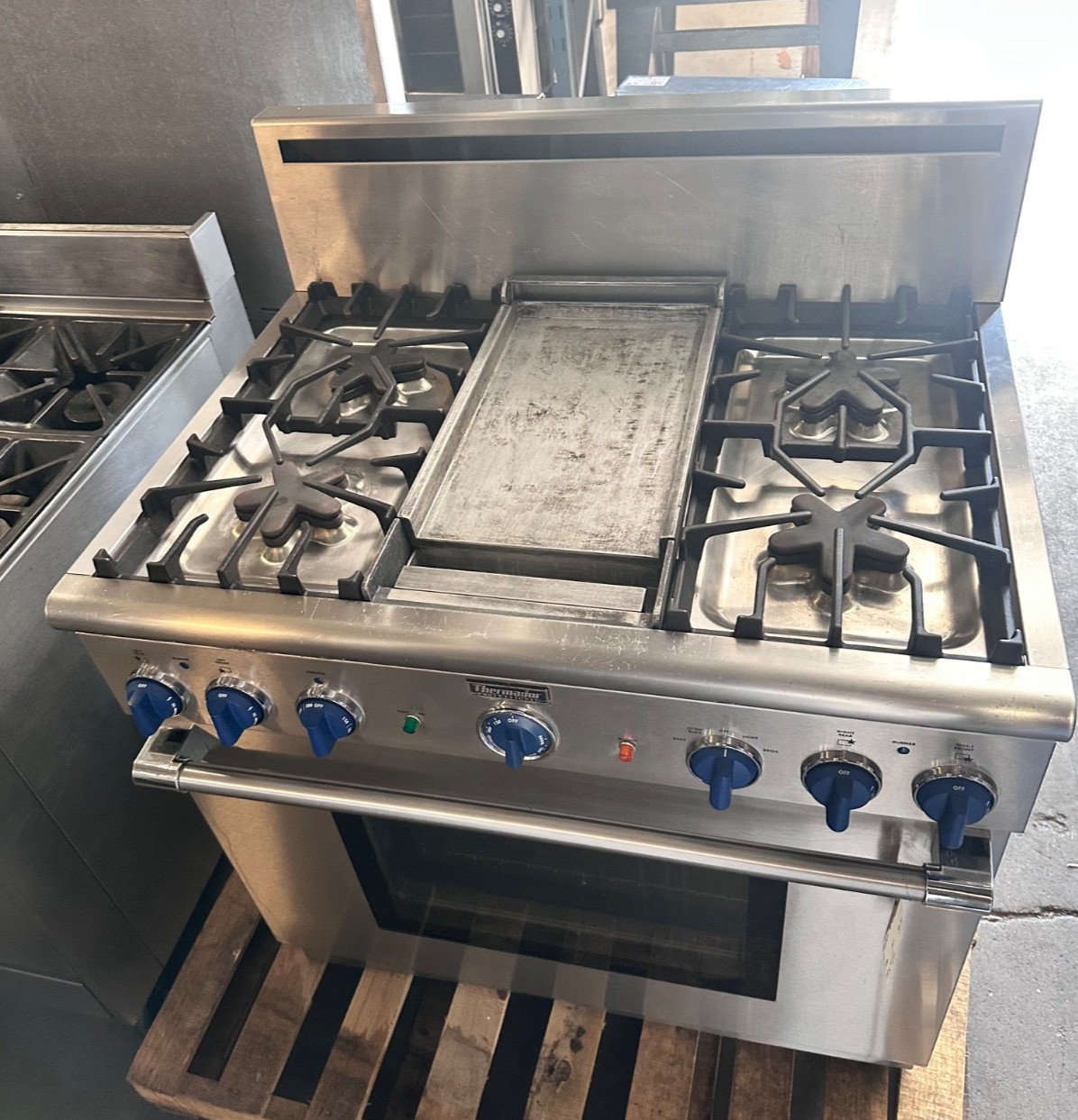 Thermador 4 Burner , Griddle and Oven Natural Gas