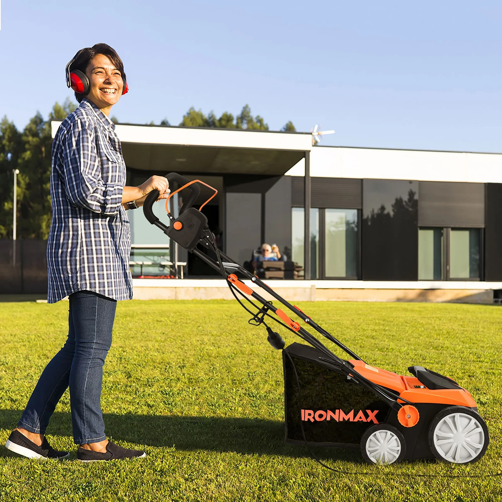 Costway Ironmax 13Amp Corded Scarifier 15″ Electric Lawn Dethatcher W/50L Bag