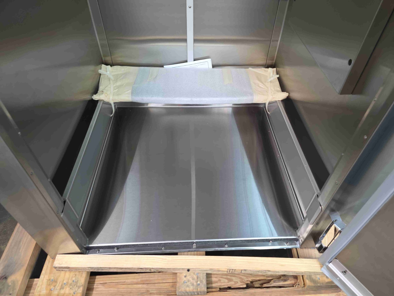 6494 New Old Stock Traulsen – Keg Cooler – 1-Door Cooler Roll In RRI132HUT-FHS