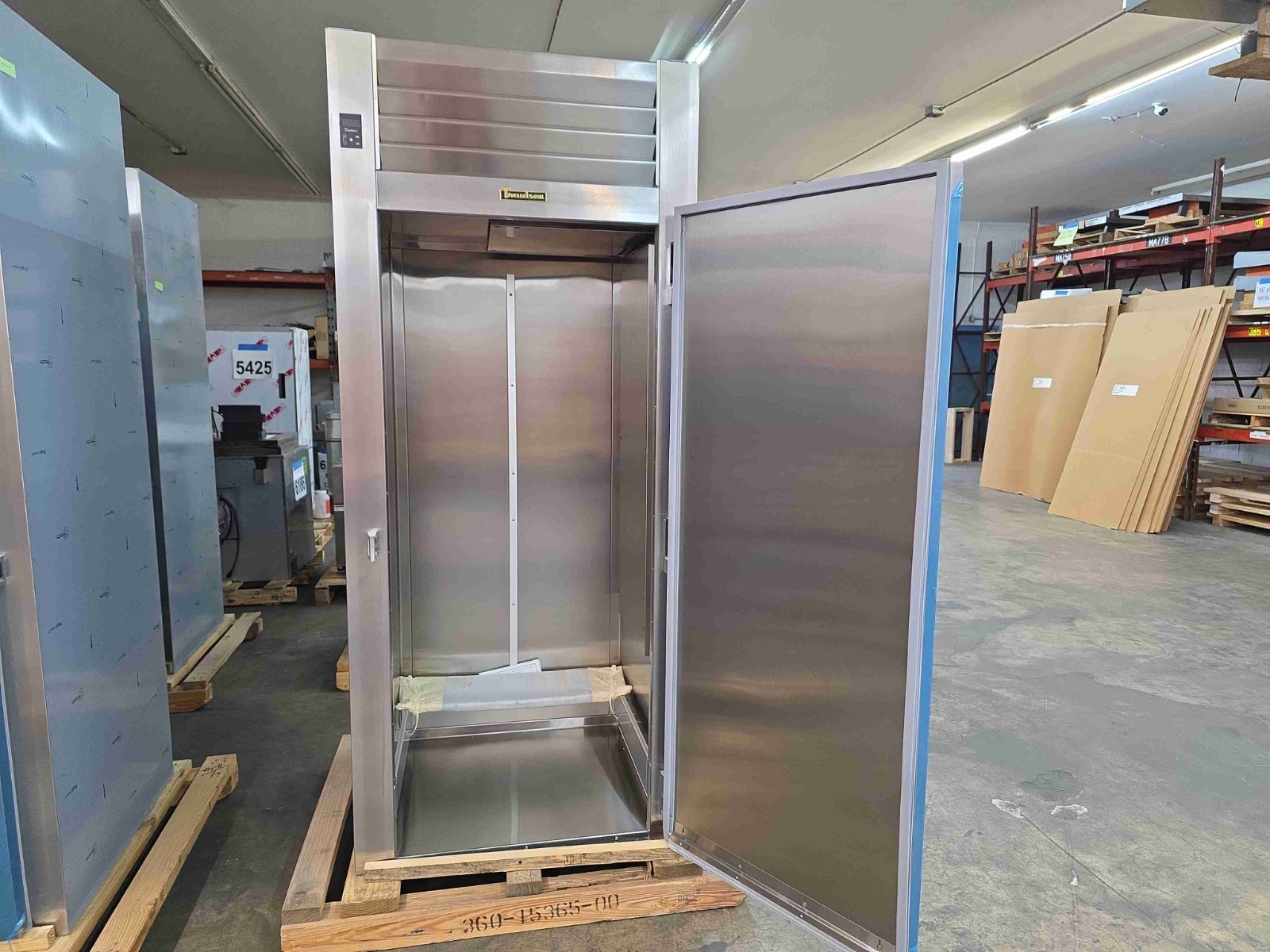 6494 New Old Stock Traulsen – Keg Cooler – 1-Door Cooler Roll In RRI132HUT-FHS