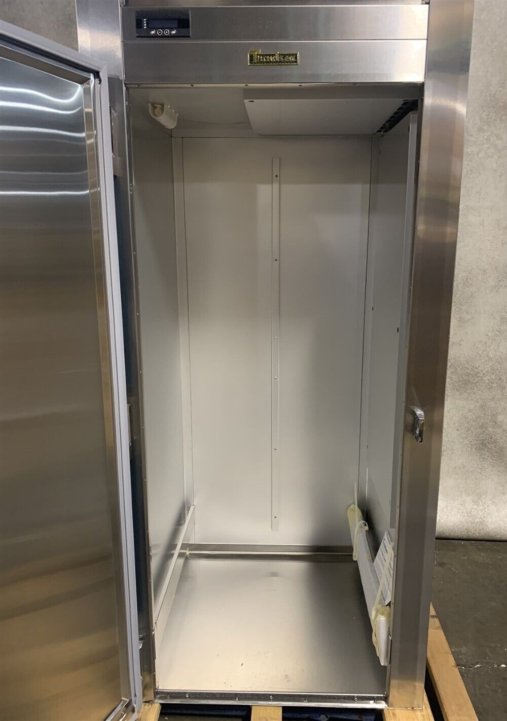 Traulsen ARI132LUT-FHS 36″ Solid Door Freestanding Roll In Refrigerator